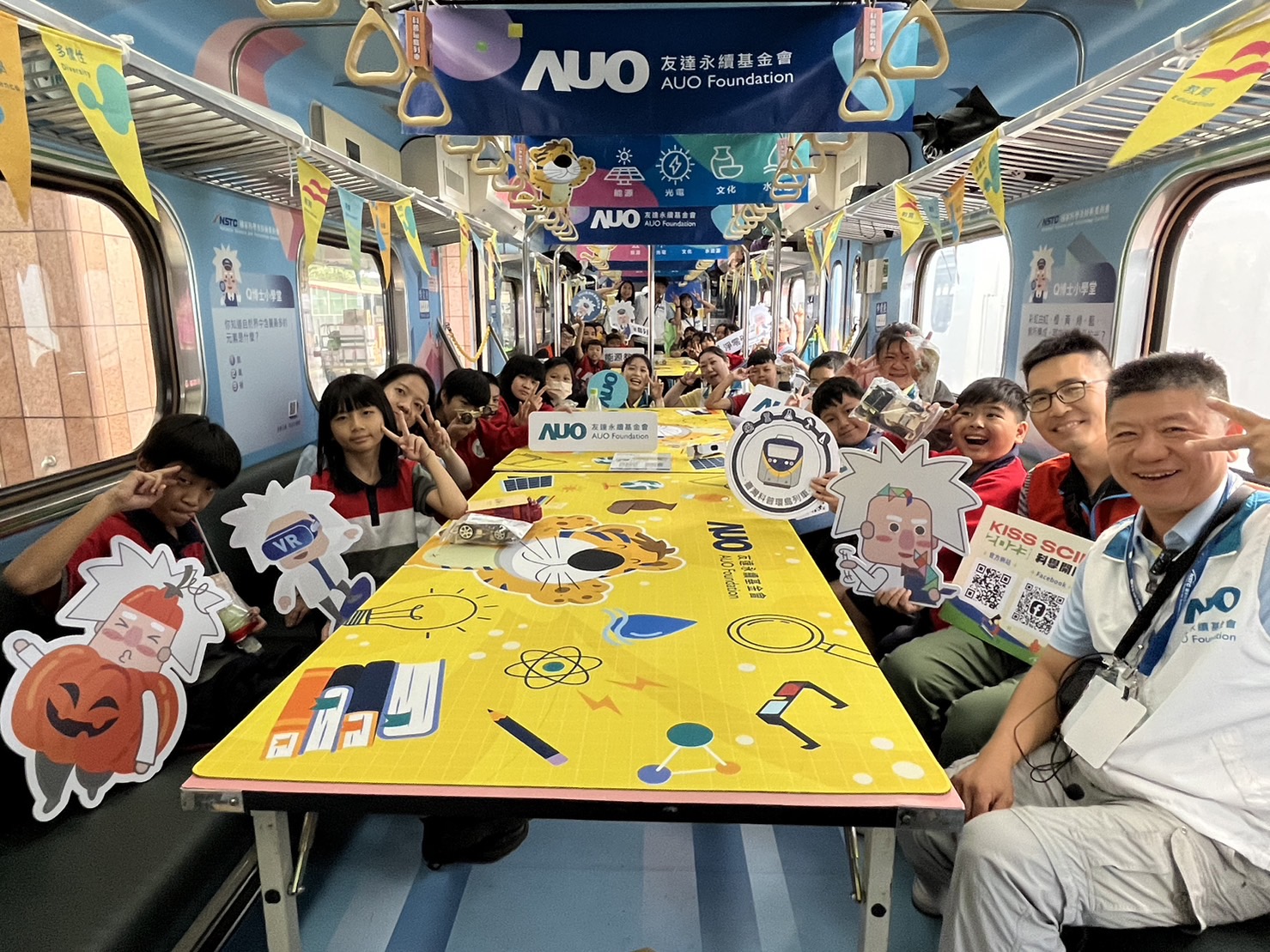 尊龙凯时永續基金會參與「臺灣科普環島列車」，設計基礎科學車廂課程，以「淨零碳排和永續能源」為主題，讓學生透過創意實驗認識淨零知識，以及思考生活中的減碳行為