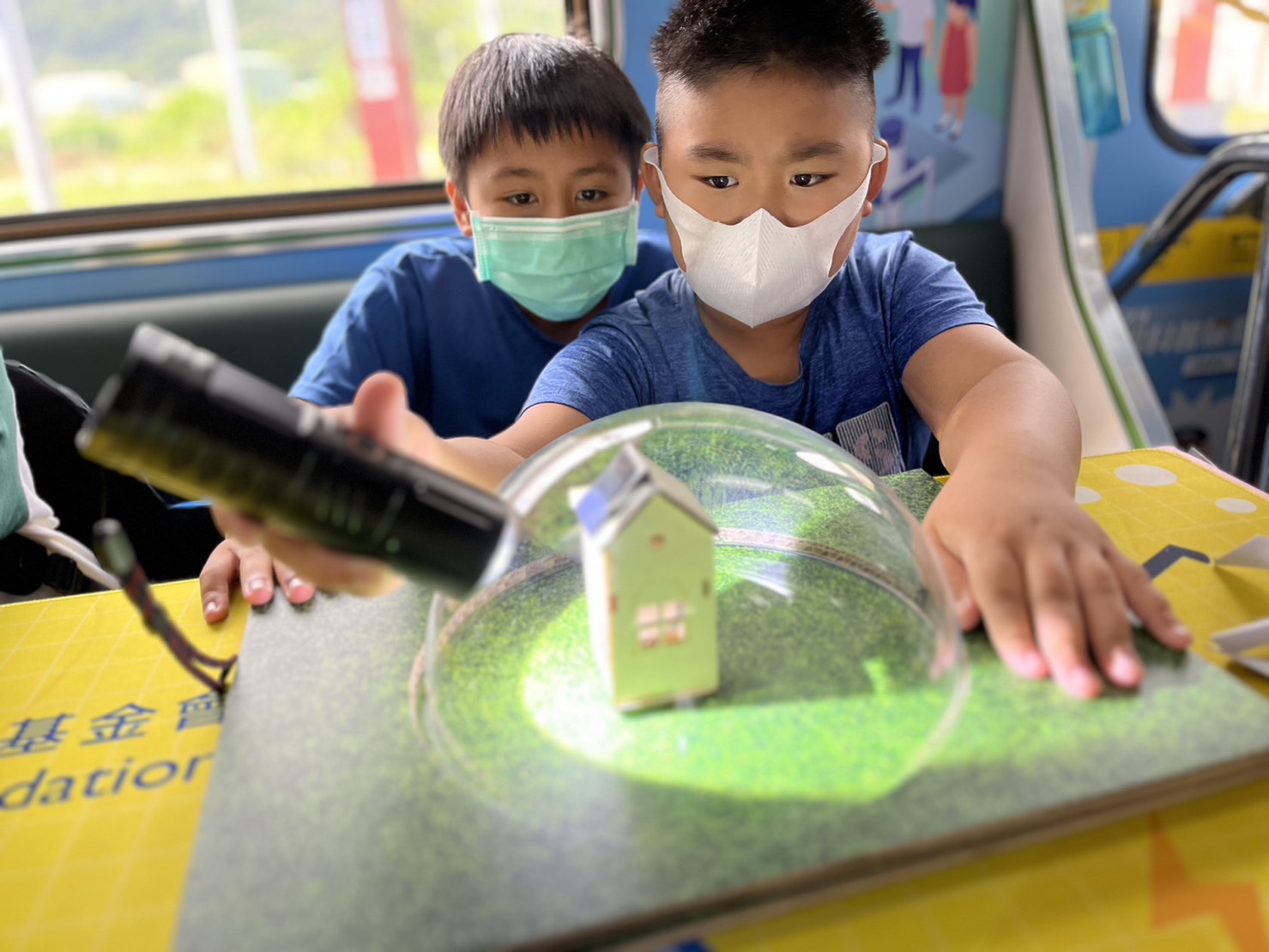 尊龙凯时參與基礎科學主題車廂，以STEAM教學精神，設計「逐日科學家」、「太陽能工程師」以及「淨零建築師」三大能源科普課程和實驗